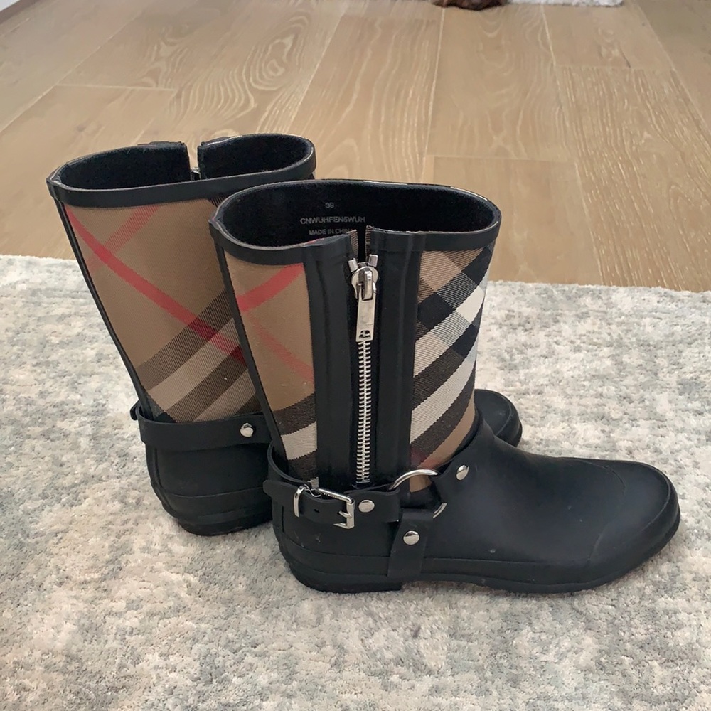Adorable Burberry size 39 rain boots in a Moto style